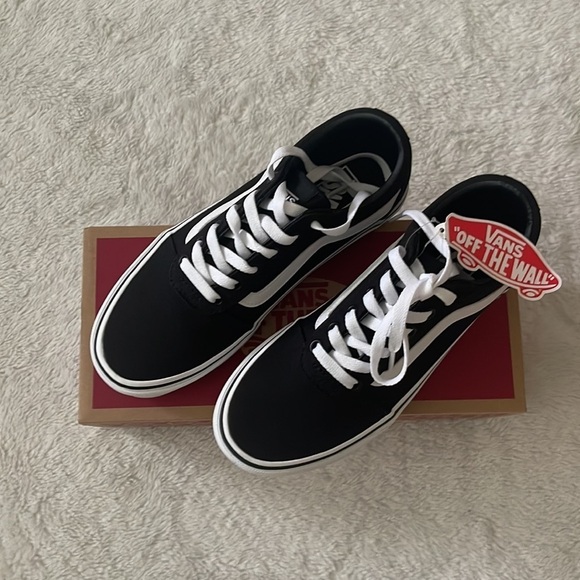 (NWT) Vans Ward Women’s Shoes in Black & White, Size: 9 - Picture 4 of 17